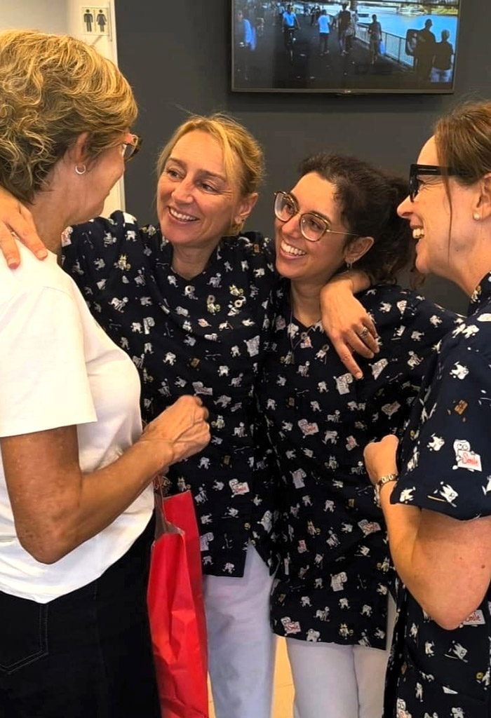 Paciente y equipo de Clínica Dental Medent